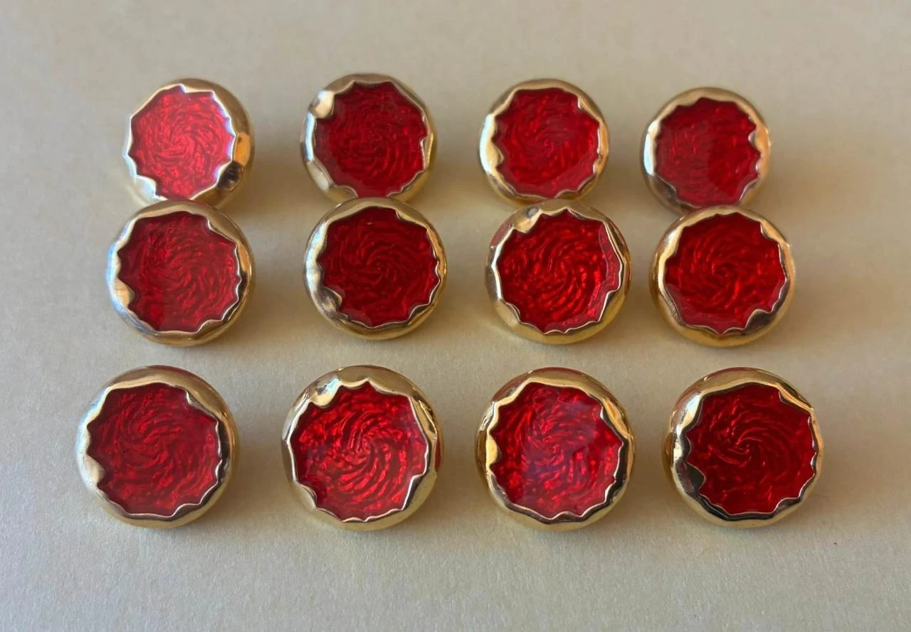 Conjunto de 12 botões vintage vermelhos e dourados – Acrílico com design espiral